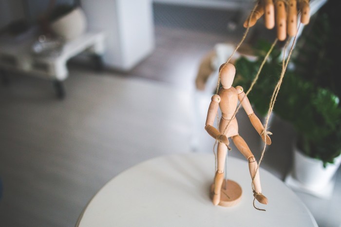 wooden-mannequin-791720_1920